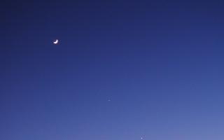 Bucks photographer captures incredible Venus, Jupiter and crescent moon