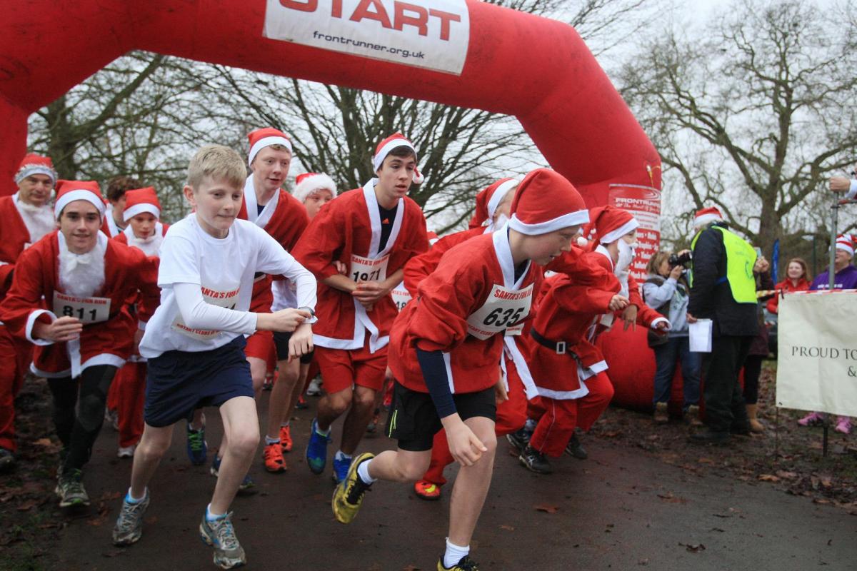 And they're off! Marlow Santa Dash 2014