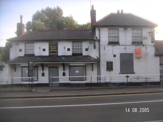 The Halfway House, London Road. This pub closed in 2005.