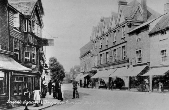 The Lion in the Wood, Queens Square. Photo 1906 - pub sign can been seen on the left hand side.