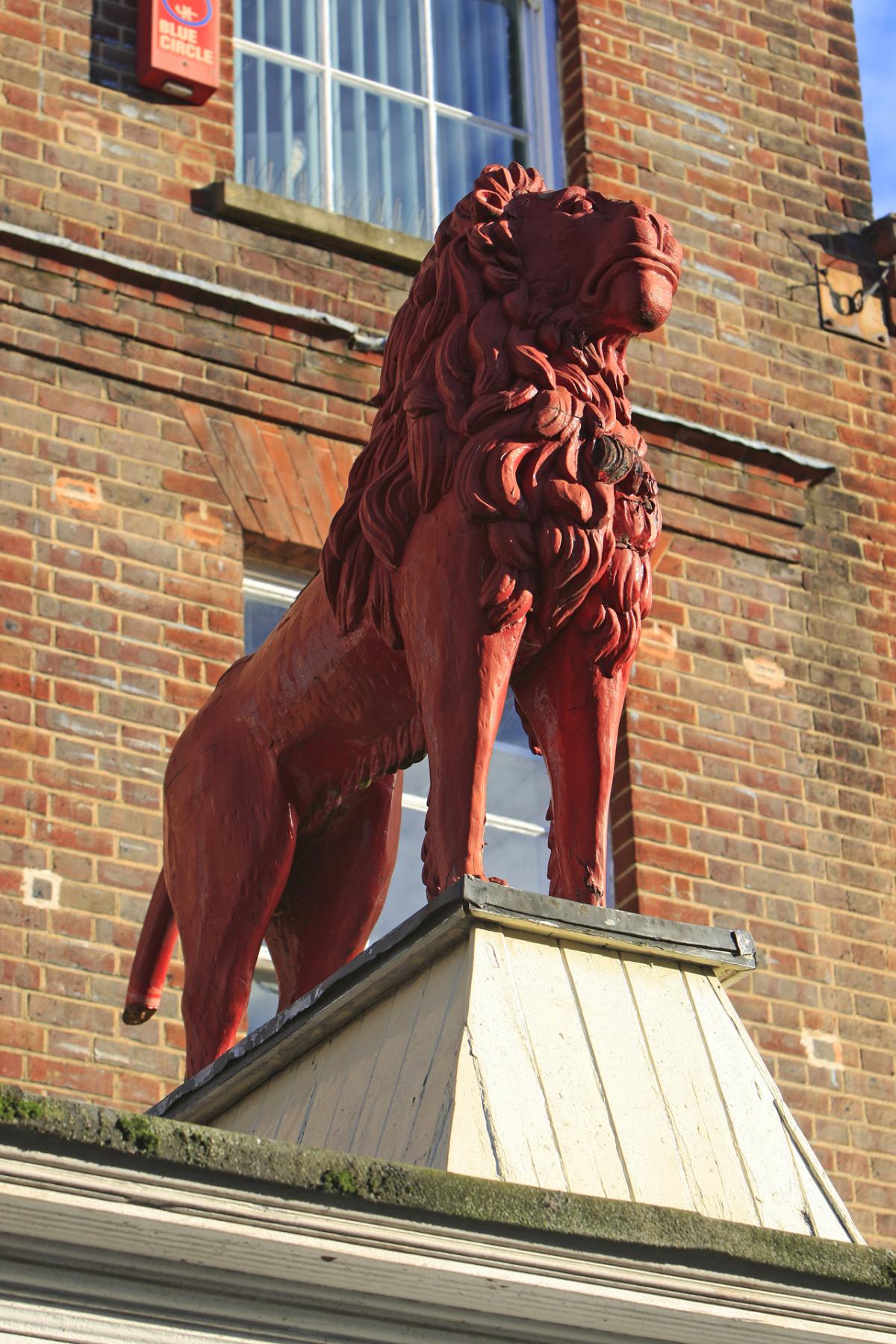 19 - Red Lion stature, in High Wycombe High Street