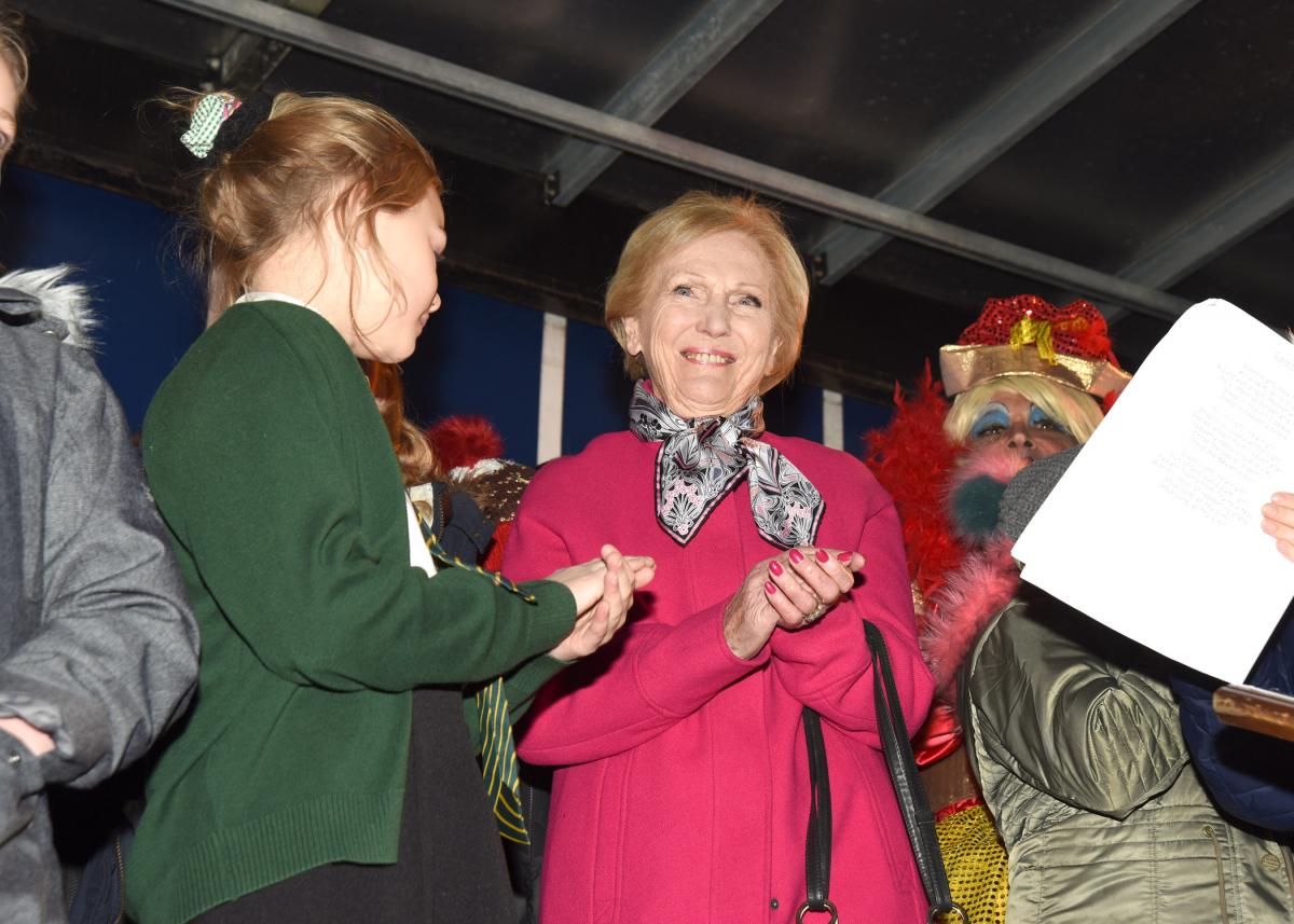 Mary Berry switches on Amersham Christmas lights 2017