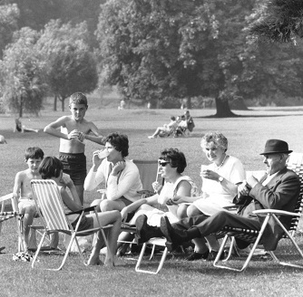 BFP05549 Families enjoying a summers day in Hughenden Park, 1968. 