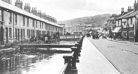 The river Wye and the footbridges across from the Oxford Rd to Remington Terrace, 1908