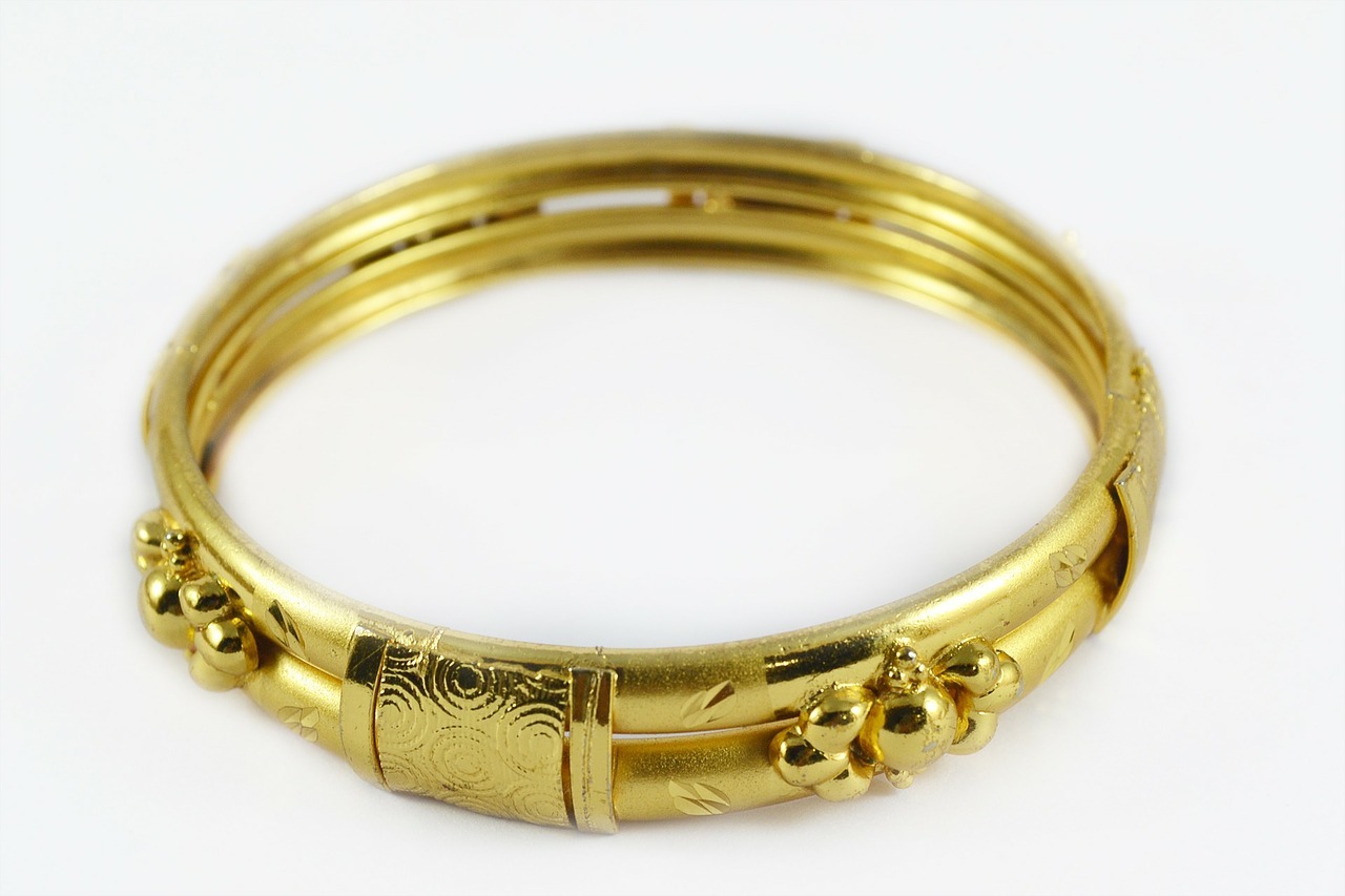 Two gold bangles were stolen (stock photo/Pixabay)
