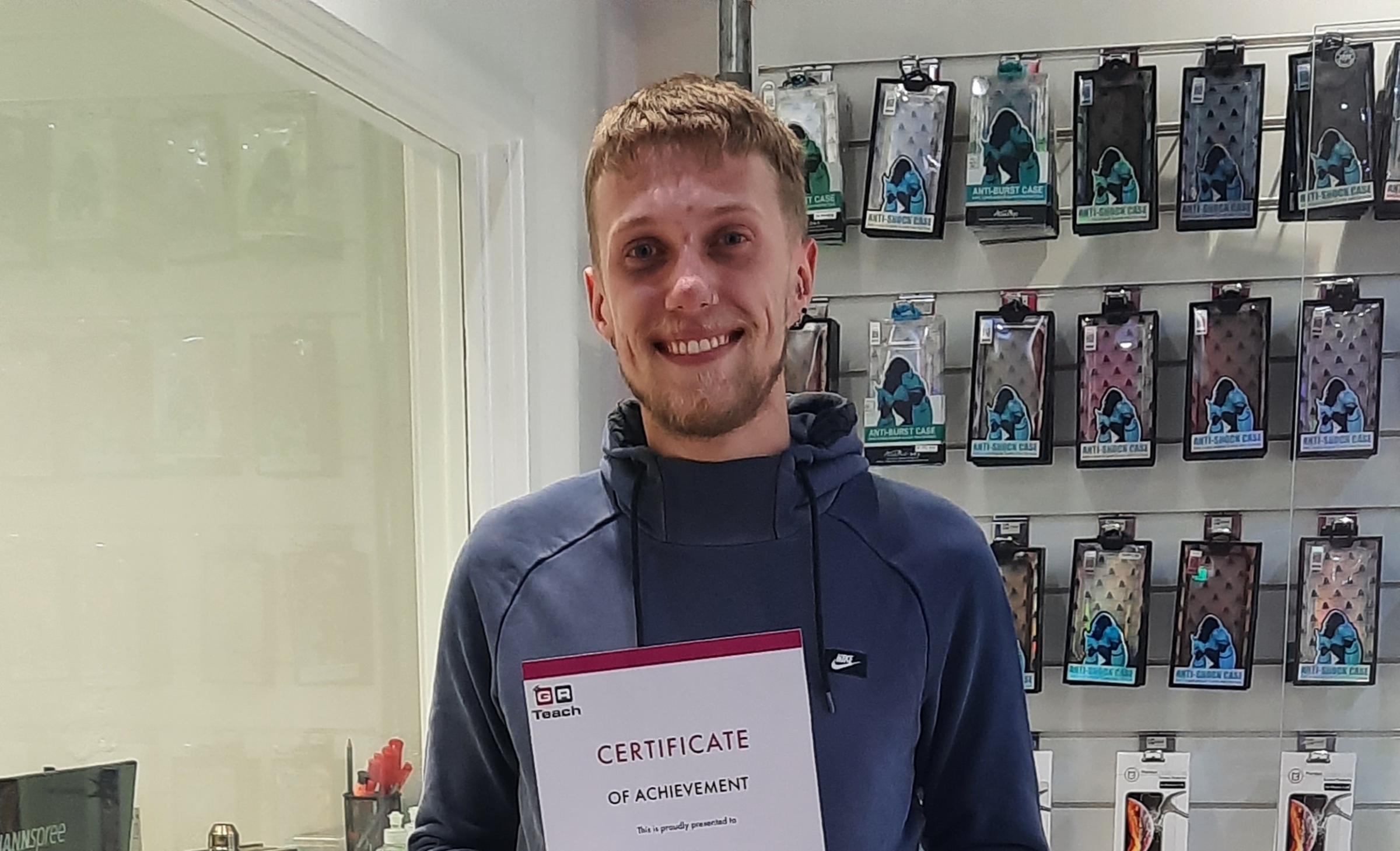 Man who struggled after father's death is helped into work at gadget repair store - Vimarsana News