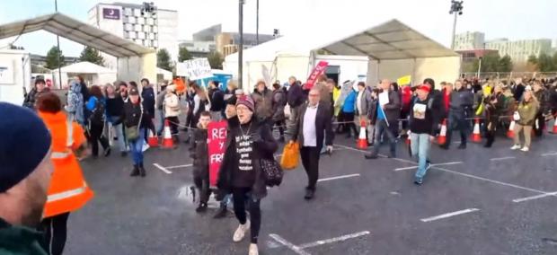 Bucks Free Press: Many people stormed the area (screengrab from @doctor_oxford's video)