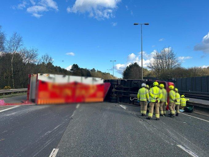 Wycombe stretch of the M40 closed due to overturned lorry 