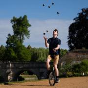 Cambridge University student James Cozens has equalled a Guinness World Record for ‘the most objects juggled while riding a unicycle’, achieving a total of seven balls for a period of 16.77 seconds